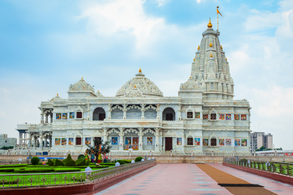 What are some family-friendly attractions in Mathura and Vrindavan?