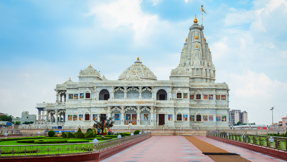 What are some family-friendly attractions in Mathura and Vrindavan?