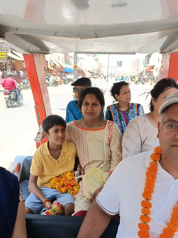 Family on a House of Ullassa e rickshaw sightseeing tour through the streets of Ayodhya